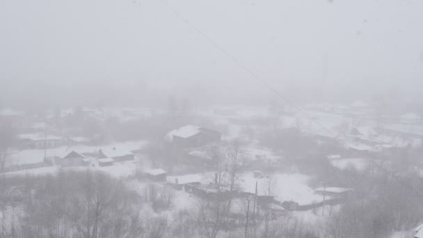 Nieves fuertes en invierno, espacio para copiar. ventisca. mal tiempo de invierno — Vídeo de stock