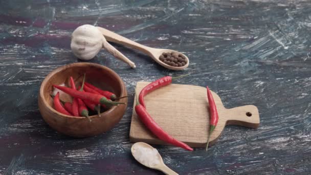 Čerstvě připravená pálivá chilli omáčka na stole. selektivní zaměření — Stock video