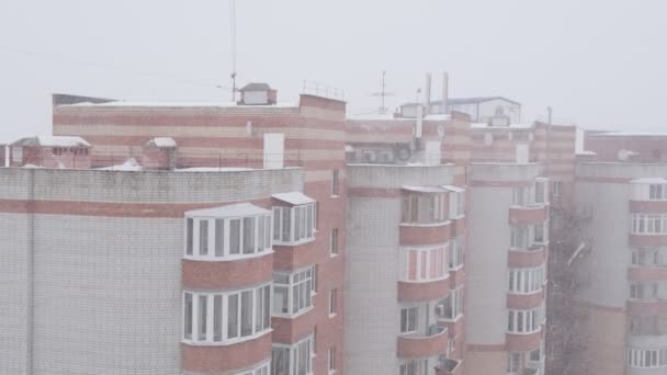 在城市的大雪中，住宅建筑的背景下。冬季 — 图库视频影像