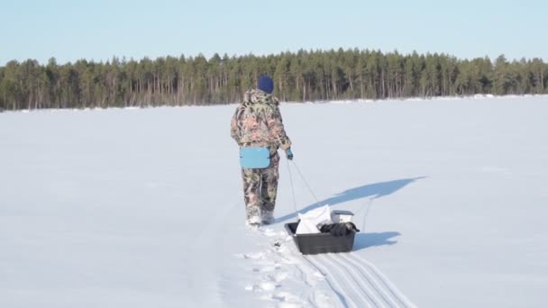 Visser loopt op een wintermeer slow motion — Stockvideo