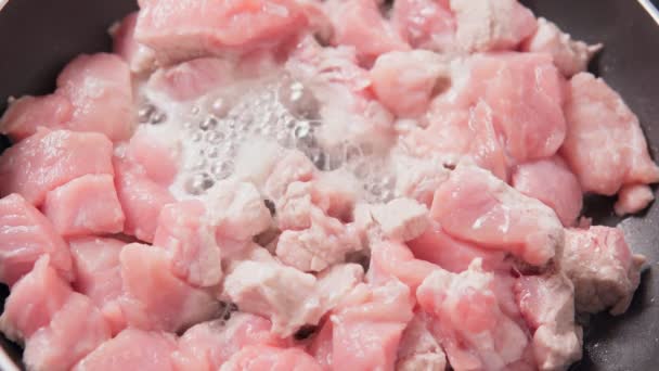 Trozos de cerdo crudo. Cocinar en una sartén de cerca. cocina comida — Vídeos de Stock