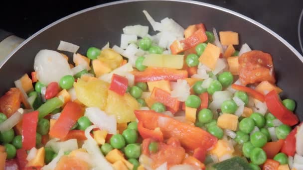 Plantaardige stoofpot, close-up. Vegetarisch eten, sappige groenten. Verse gehakte groenten. — Stockvideo