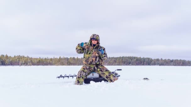 Pescador de invierno en el lago atrapa percha en un viaje de pesca de invierno. lapso de tiempo — Vídeo de stock