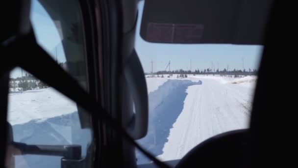 Uitzicht vanaf de auto op de winterweg. selectieve focus slow motion — Stockvideo