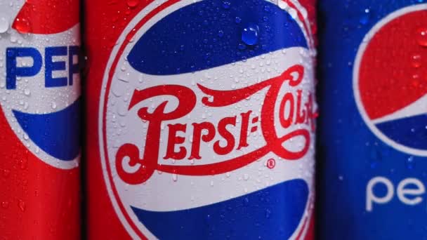 Tyumen, Russia-Novembre 01, 2020: lattine di Pepsi logo con design anni '40,' 50, '80 e' 90 retrò, stile rustico. — Video Stock
