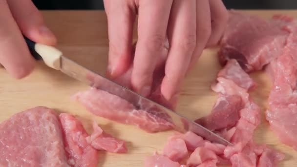 Schneidet mit einem Messer Stücke von Schweinefleisch. Köstliche gesunde hausgemachte Speisen. Selektiver Fokus. — Stockvideo