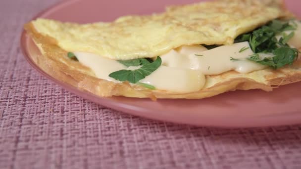 Omelete. Alimentação saudável para o café da manhã. Comida matinal saborosa. — Vídeo de Stock