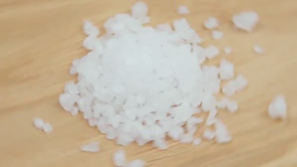Bílá mořská sůl zblízka pro vaření. na modrém pozadí, selektivní zaměření — Stock video