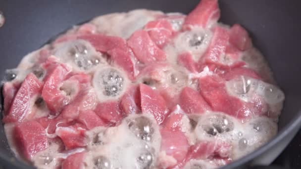 Carne crua guisado close-up fervura. Estilo de cozinha chinesa. câmara lenta — Vídeo de Stock