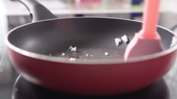 Змастіть сковороду кокосовою олією силіконовою щіткою. приготування їжі — стокове відео