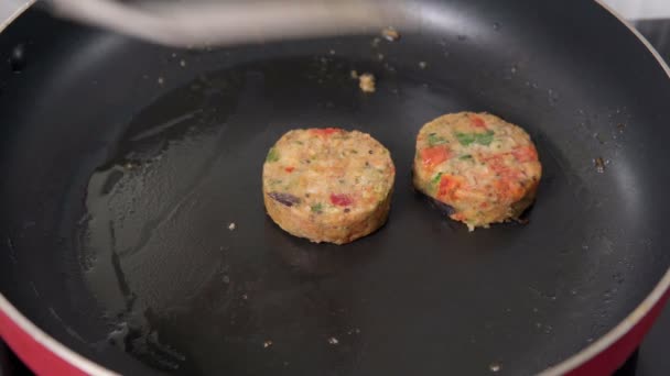 Sabrosas croquetas vegetarianas. Las croquetas vegetales dietéticas las zanahorias de la patata, el calabacín, el pimiento de tomate. Alimento saludable. — Vídeos de Stock