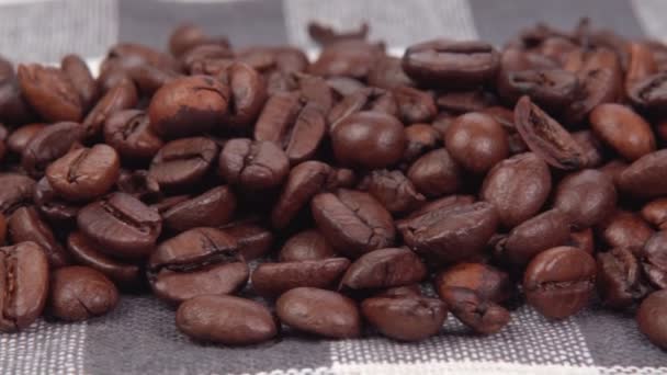 Grano de café tostado. Semillas de café fragantes. Primer plano de granos de café tostados enteros. — Vídeo de stock