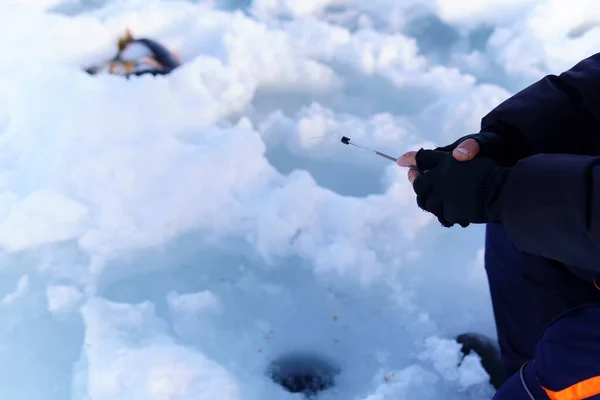 Eisfischen Fischer Angeln Auf Einem Wintersee Vor Dem Hintergrund Von — Stockfoto