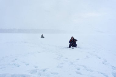 Balıkçılar yoğun kar yağışında balık yakalar. yumuşak odak