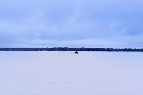 Pescador Snowmobile Está Montando Longo Lago Inverno Inverno Paisagem — Fotografia de Stock