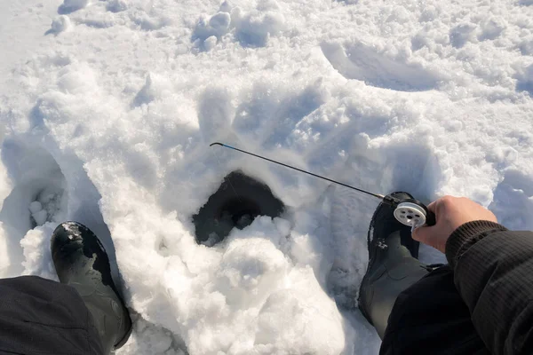 Pescador Que Pesca Lago Inverno Contra Contexto Floresta Céu Azul — Fotografia de Stock