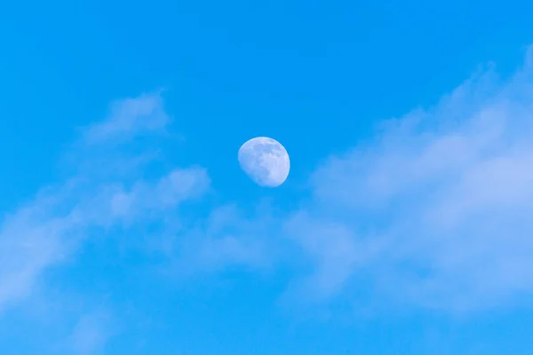 Ayın Yarısıyla Gündüz Vakti Mavi Gökyüzü Yaklaş Odaklan Yükselen — Stok fotoğraf