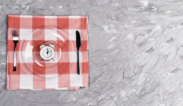 Reloj Despertador Plato Vacío Cubiertos Concepto Ayuno Intermitente Almuerzo Dieta — Foto de Stock
