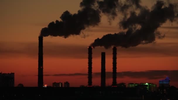 Fumaça de tubos industriais de perto. Zona industrial. poluição ambiental. — Vídeo de Stock