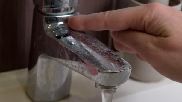 Dito mano uomo che punta al rubinetto dell'acqua calcificata in bagno. Concetto problematico. — Video Stock