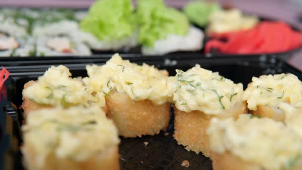 Rouleaux de sushi cuits au four avec du fromage, gros plan sélectif focus. nourriture japonaise — Video