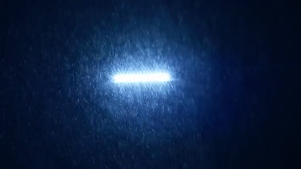 Nachtelijke sneeuwval op de achtergrond van een straatlamp. nacht in de winter tijdens zware sneeuwval. selectieve focus — Stockvideo