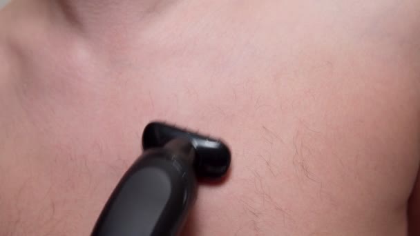 Mencukur bulu dadanya dengan pemangkas listrik. fokus selektif — Stok Video