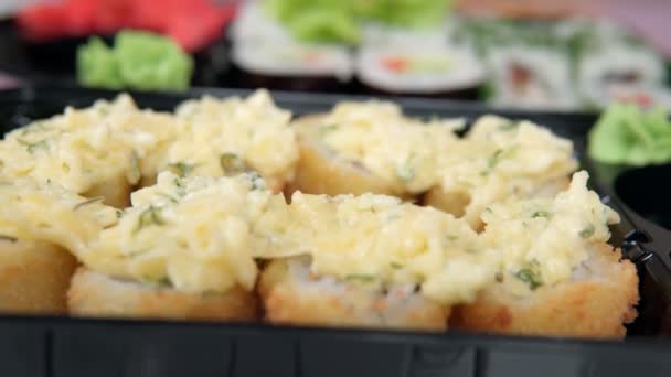 Pieczone bułki sushi z serem, z bliska selektywna ostrość. japońskie jedzenie — Wideo stockowe