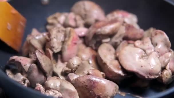 Fígado de frango frito close-up. foco seletivo. Preparação de alimentos. câmara lenta — Vídeo de Stock