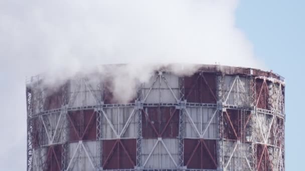 Az ipari csövek füstje bezárul. Ipari övezet. környezetszennyezés. — Stock videók