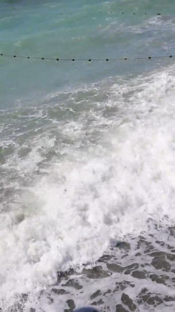 Stürmische Meereswellen. Krachende Wellenlinie im Meer mit schaumweißer Textur. vertikales Video — Stockvideo
