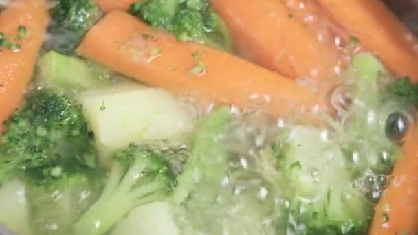 Míchaná zelenina. brokolice a mrkev veganská snídaně — Stock video