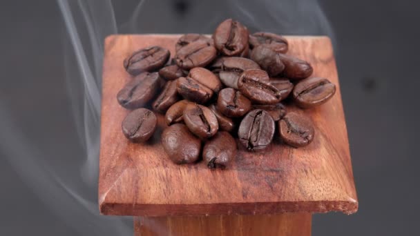 Doftande kaffebönor, rök kommer från kaffebönor. selektivt fokus — Stockvideo