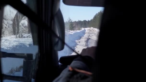 Blick aus dem Auto auf der winterlichen Straße. Selektive Fokussierung Zeitlupe — Stockvideo