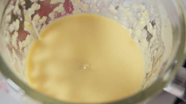 Cuire les lentilles dans un mélangeur. purée de soupe foyer sélectif — Video