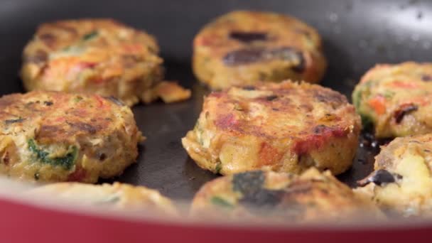 Zdravé řízečky brambor, mrkve, smažené na pánvi. Vegetariánské jídlo. — Stock video