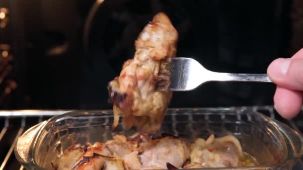 Gebakken kip gekookt in de oven close-up. selectieve focus — Stockvideo