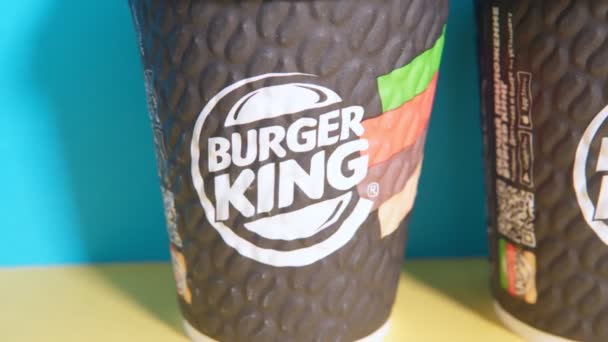 Tyumen, Rusia-17 de abril de 2021: Burger Kings coffee cup. Cadena de restaurantes de comida rápida estadounidense que opera en más de 100 países — Vídeo de stock