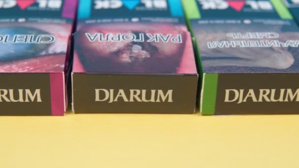 Tyumen, Russia-april 17, 2021: Djarum je kretek hřebíčková cigareta vyráběná Djarumem. zblízka selektivní zaměření — Stock video