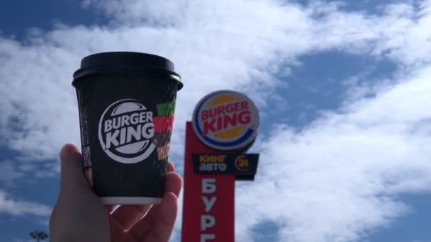 Tyumen, Rusko-duben 21, 2021: káva Burger King fast food restaurant. selektivní zaměření — Stock video