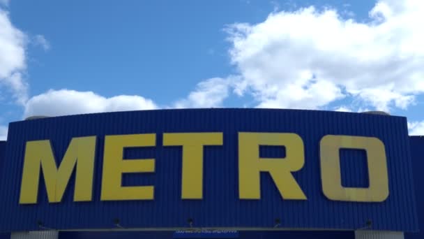 Tyumen, Russia-21 aprile 2021: logo della metropolitana, facciata di un supermercato. Metro contanti e trasportare internazionale self service commercio all'ingrosso — Video Stock