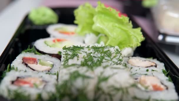 Sushi závitky s čerstvým zeleninovým salátem zblízka selektivní zaměření — Stock video