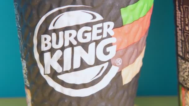 Tjumen, Russland-17. April 2021: Burger Kings Kaffeetasse. Amerikanische Fast-Food-Restaurantkette in über 100 Ländern aktiv — Stockvideo