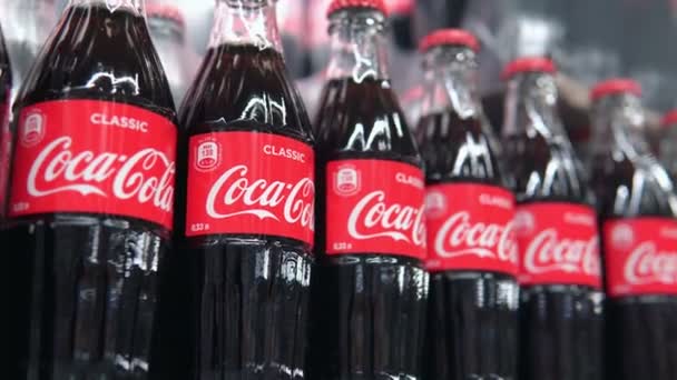 Tyumen, Russia-aprile 21, 2021: Coca-Cola nelle mani di un cliente in un ipermercato. focus selettivo — Video Stock