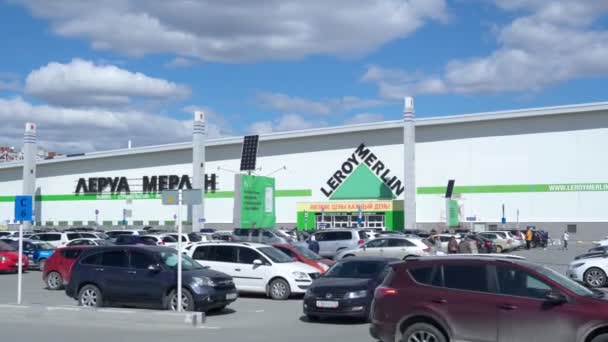 Tyumen, Rosja-kwiecień 21, 2021: sklepy budowlane Leroy Merlin, parking przy dużym hipermarkecie — Wideo stockowe