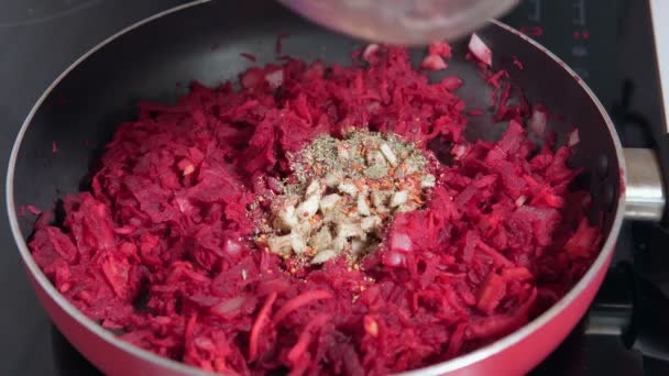 Cocinar las verduras en una sartén remolacha, cebolla zanahoria ajo especias. estofado de verduras — Vídeo de stock