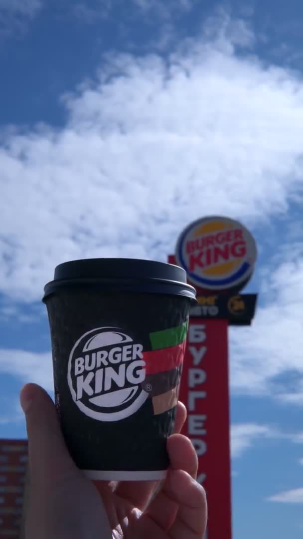 Tyumen, Russia-april 21, 2021: fast food restaurant burger king coffee. Κάθετη βίντεο — Αρχείο Βίντεο