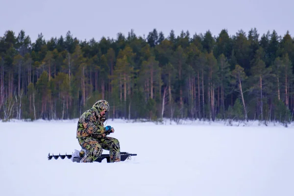 Fagyasztott Tavon Halászik Téli Fagyos Reggeli Halászat Folyón — Stock Fotó