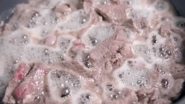 Cocinar carne de vacuno de cerca. La espuma proviene de carne hirviendo. cámara lenta — Vídeos de Stock