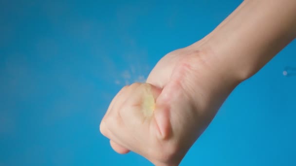 Άνθρωπος χέρι χύνει πολέντα κόκκοι σε μια κατσαρόλα μαγείρεμα. επιλεκτική εστίαση — Αρχείο Βίντεο